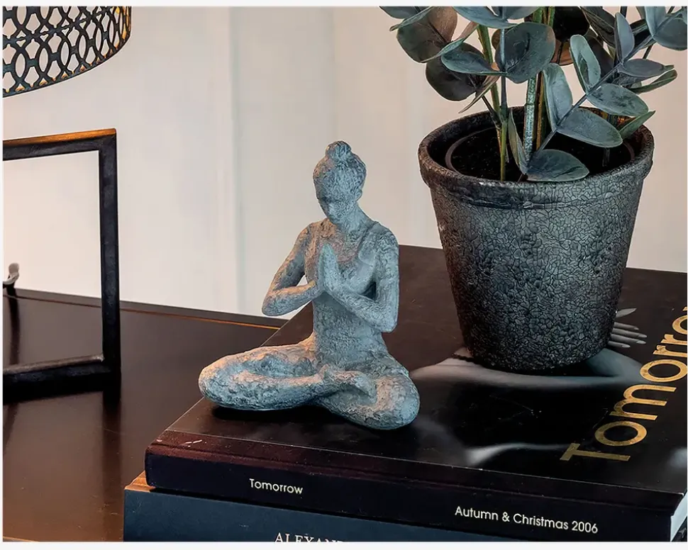 Figur yoga dame grå ass H.18 cm