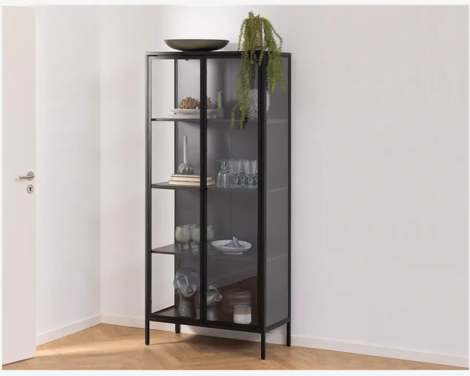 Vitrine Newcastle i sort med 4 hylder